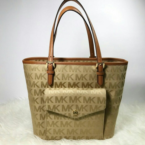 Michael Kors Handbags - NWT Michael Kors Jet Set Tote Purse